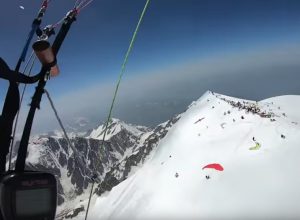 I parapendisti affollano la vetta del Bianco.