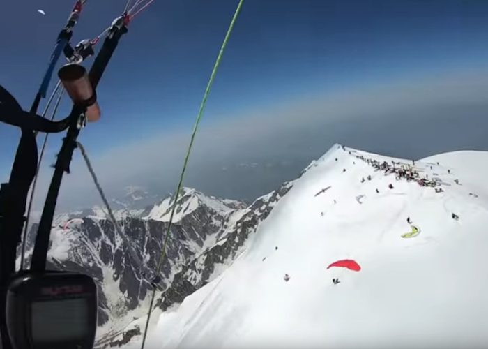 I parapendisti affollano la vetta del Bianco.