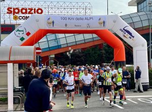 La partenza dei 100 km delle Alpi