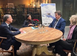 L'incontro fra l'assessore Erik Lavevaz e la ministra Éléonore Caroit