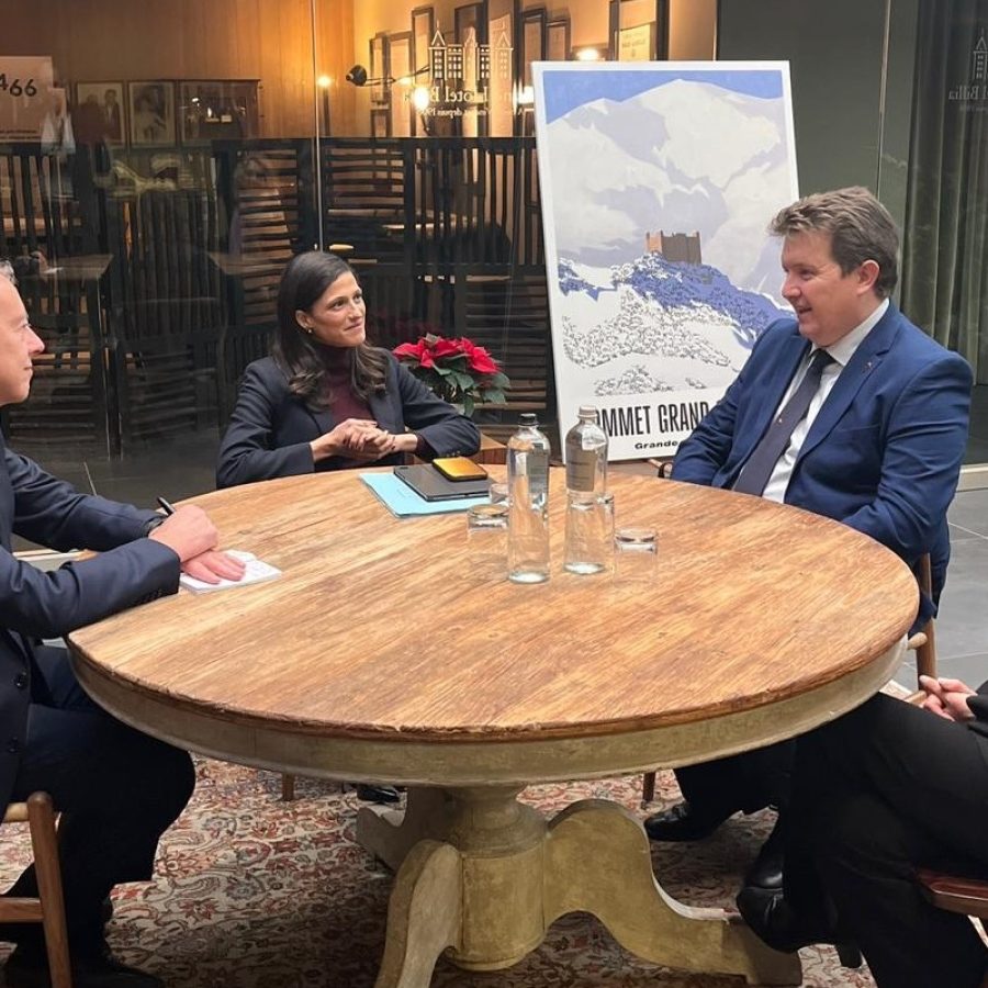 L'incontro fra l'assessore Erik Lavevaz e la ministra Éléonore Caroit