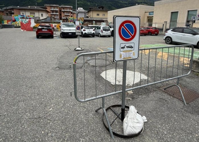 Il divieto in piazza Ancien Abattoir, ad Aosta