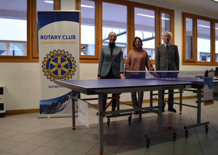 Consegna materiale Ping Pong da parte del Rotary Courmayeur