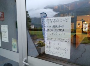 Il cartello presente venerdì 17 sull'ingresso della piscina.