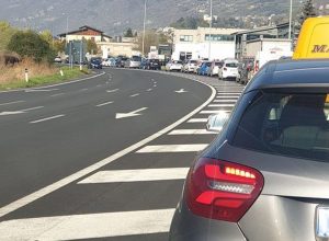 La coda di auto in attesa di controllo.