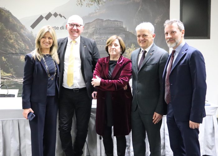 Luisa Vuillermoz, Renzo Testolin, Anna Maria Poggi, Luigi Bertschy e Patrik Vesan (da sx a dx) Presentazione Centro unico per la ricerca Foto Alice Dufour