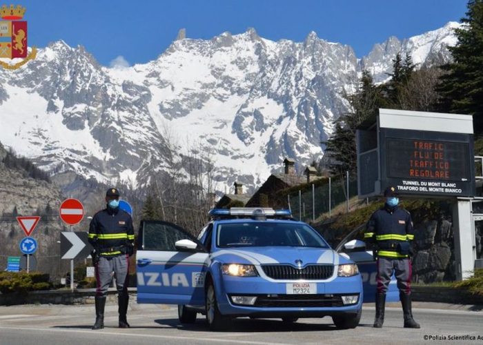 Una pattuglia della Polstrada.