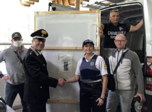 La consegna della "Ragazza del Bataclan".