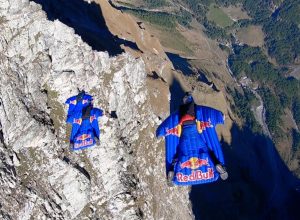 Una delle foto diffuse dalla Red Bull Air Force dei lanci in Valle.