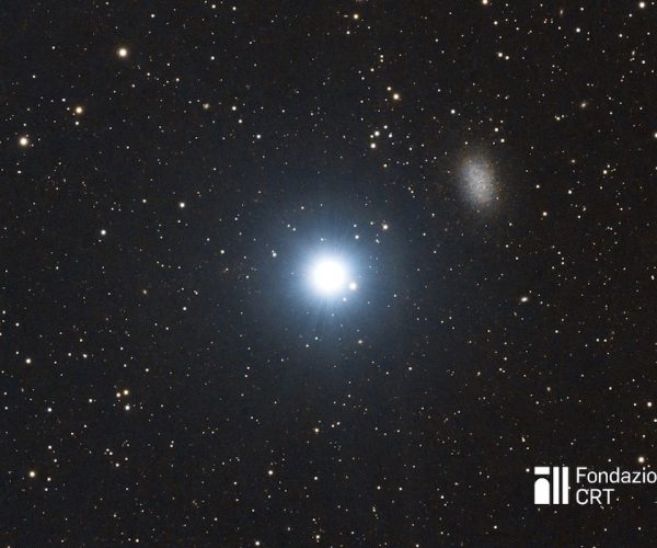 Regolo, la stella più brillante del Leone con accanto la galassia nana Leo I, una satellite della nostra Galassia, riprese dalle piazzole dell’Osservatorio Astronomico della Regione Autonoma Valle d’Aosta. Credit: cortesia Alessandro Cipolat Bares (https://www.flickr.com/photos/astrobares/) per la Fondazione C. Fillietroz-ONLUS