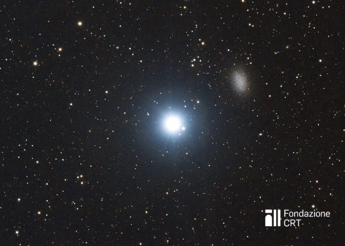 Regolo, la stella più brillante del Leone con accanto la galassia nana Leo I, una satellite della nostra Galassia, riprese dalle piazzole dell’Osservatorio Astronomico della Regione Autonoma Valle d’Aosta. Credit: cortesia Alessandro Cipolat Bares (https://www.flickr.com/photos/astrobares/) per la Fondazione C. Fillietroz-ONLUS