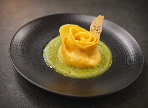 Rosa di pasta fresca con farcia alla valdostana su crema di zucchine