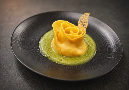 Rosa di pasta fresca con farcia alla valdostana su crema di zucchine