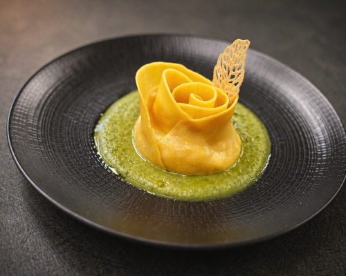 Rosa di pasta fresca con farcia alla valdostana su crema di zucchine