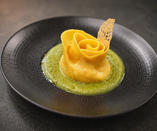 Rosa di pasta fresca con farcia alla valdostana su crema di zucchine
