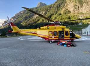 L'elicottero del SAV alla base di Courmayeur.