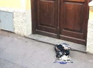 I resti del sacchetto bruciato davanti alla sede Pd.