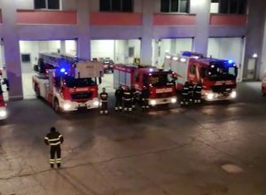 Il saluto dei colleghi al caporeparto Licata.