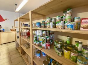 Scaffali della sede dell'Emporio solidale Quotidiamo di via Avondo