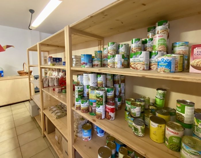 Scaffali della sede dell'Emporio solidale Quotidiamo di via Avondo