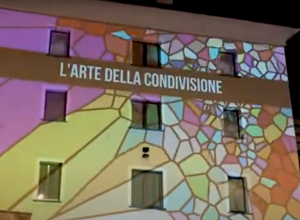 La videoinstallazione di Andrea Carlotto in piazza della Repubblica che racconta i laboratori dell'Ordine degli Psicologi