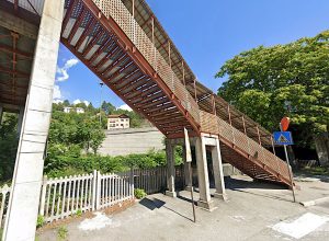 La passerella ferroviaria di quartiere Dora