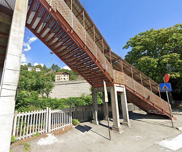 La passerella ferroviaria di quartiere Dora