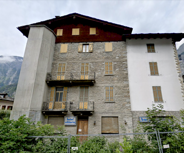 L'ex Hotel Vittoria di Courmayeur
