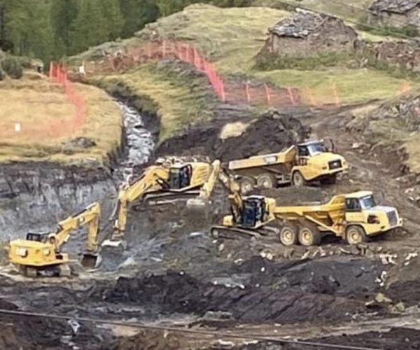 Gli scavi per l'invaso dell'innevamento artificiale a Laris, a Champorcher