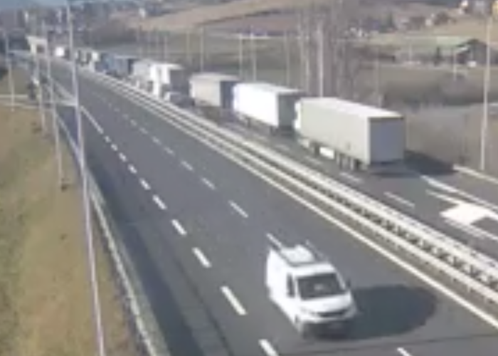 Tir fermi in autostrada