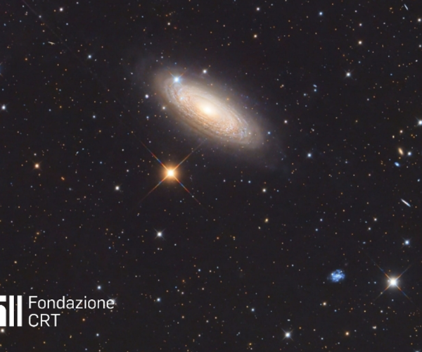 La galassia NGC 2841 nella costellazione dell’Orsa Maggiore, ripresa dalle piazzole dell’Osservatorio Astronomico della Regione Autonoma Valle d’Aosta. Cortesia Andrea Bavaro per la Fondazione C. Fillietroz-ONLUS