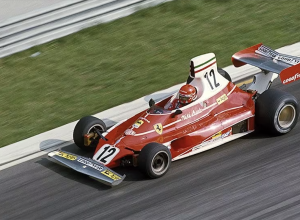 Niki Lauda nel 1975 - Foto ferrari.com - https://www.ferrari.com/en-RO/magazine/articles/ferrari-niki-lauda-world-champion-1975?amp=true