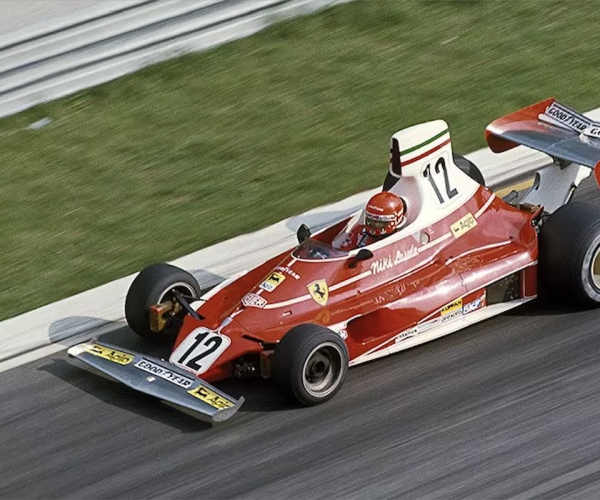 Niki Lauda nel 1975 - Foto ferrari.com - https://www.ferrari.com/en-RO/magazine/articles/ferrari-niki-lauda-world-champion-1975?amp=true