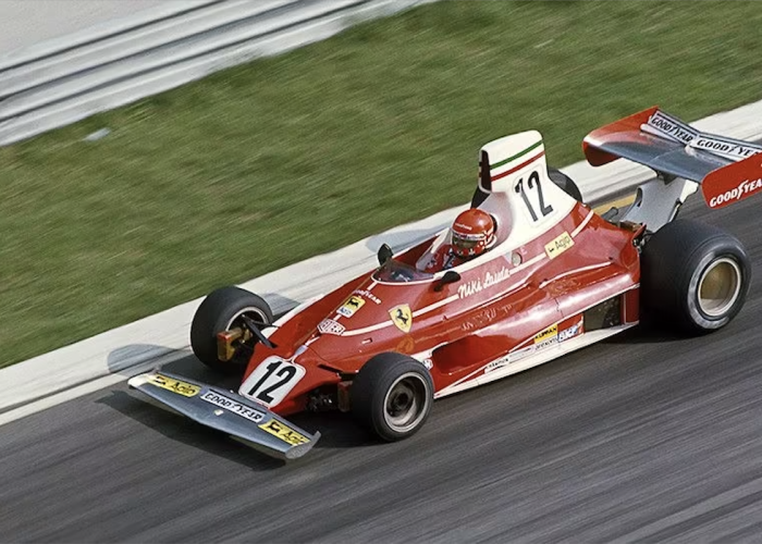 Niki Lauda nel 1975 - Foto ferrari.com - https://www.ferrari.com/en-RO/magazine/articles/ferrari-niki-lauda-world-champion-1975?amp=true