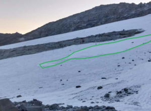 Fronte destra del Ghiacciaio Timorion, in evidenza in verde il residuo dell’accumulo da valanga rilevato in data 11 settembre 2025 – Immagine Arpa Vda Fronte destra del Ghiacciaio Timorion, in evidenza in verde il residuo dell’accumulo da valanga rilevato in data 11 settembre 2025 - Immagine Arpa Vda