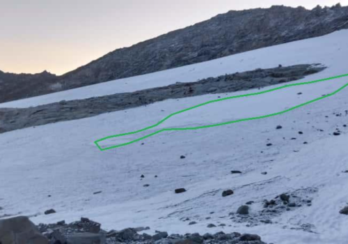 Fronte destra del Ghiacciaio Timorion, in evidenza in verde il residuo dell’accumulo da valanga rilevato in data 11 settembre 2025 – Immagine Arpa Vda Fronte destra del Ghiacciaio Timorion, in evidenza in verde il residuo dell’accumulo da valanga rilevato in data 11 settembre 2025 - Immagine Arpa Vda