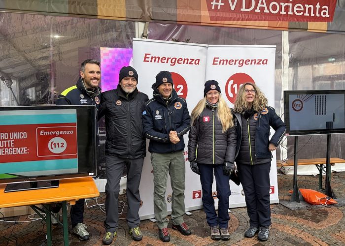 Lo stand in piazza Chanoux per la Giornata europea del Numero unico di emergenza 112