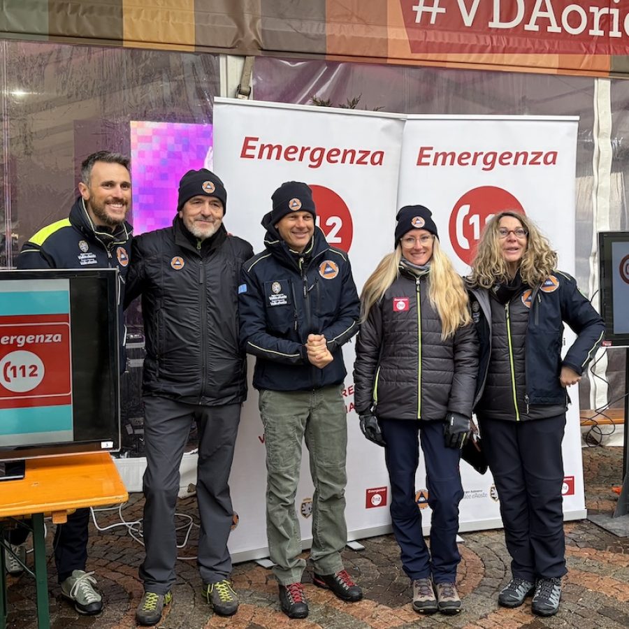 Lo stand in piazza Chanoux per la Giornata europea del Numero unico di emergenza 112