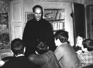 Scuola di Barbiana, don Lorenzo Milani e gli alunni in aula