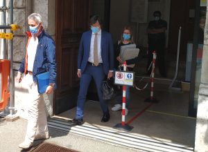 Fabio Chiavazza (a sx) lascia il Tribunale dopo la sentenza.