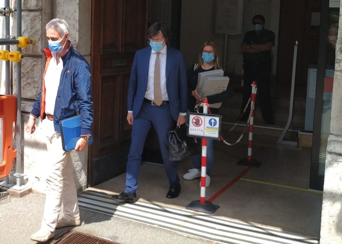 Fabio Chiavazza (a sx) lascia il Tribunale dopo la sentenza.