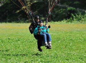 Signora in parapendio