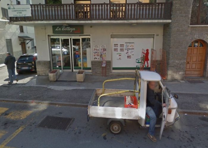 Il negozio rapinato (foto da Google Maps).