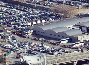 Coda davanti alla telecabina di Pila - Foto di Vacanzeaosta.it