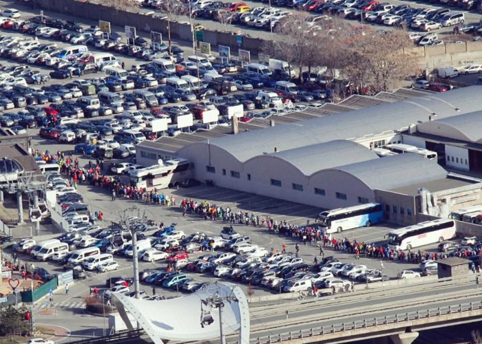 Coda davanti alla telecabina di Pila - Foto di Vacanzeaosta.it