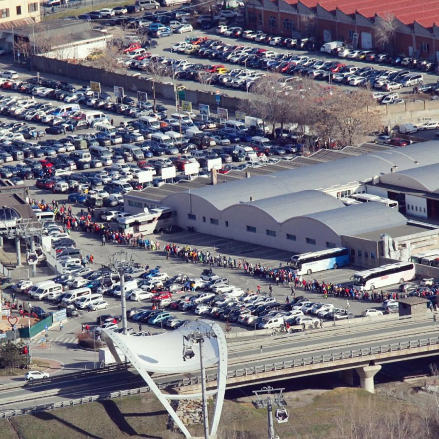 Coda davanti alla telecabina di Pila - Foto di Vacanzeaosta.it