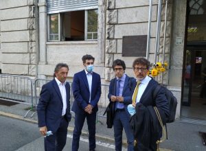 Marco Sorbara con il fratello Cosimo (sx) e i suoi difensori, Sandro Sorbara e Corrado Bellora.