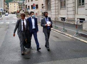 Marco Sorbara (al centro) con i suoi difensori.