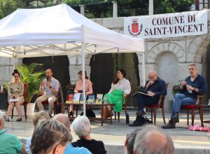 Laura Pezzino, Michele Ruol, Elisabetta Rasy, Nadia Terranova, Paolo Nori e Andrea Bajani (da sx a dx). Strega Tour a Saint Vincent Foto Alice Dufour