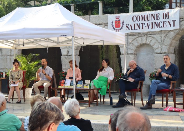 Laura Pezzino, Michele Ruol, Elisabetta Rasy, Nadia Terranova, Paolo Nori e Andrea Bajani (da sx a dx). Strega Tour a Saint Vincent Foto Alice Dufour